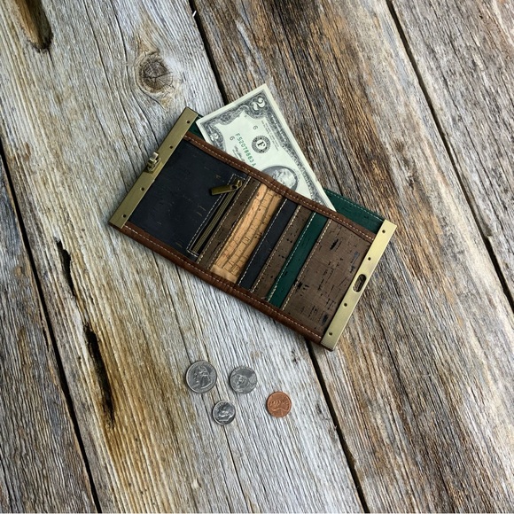 Women’s cork fabric wallet with metal clasp - Picture 2 of 2